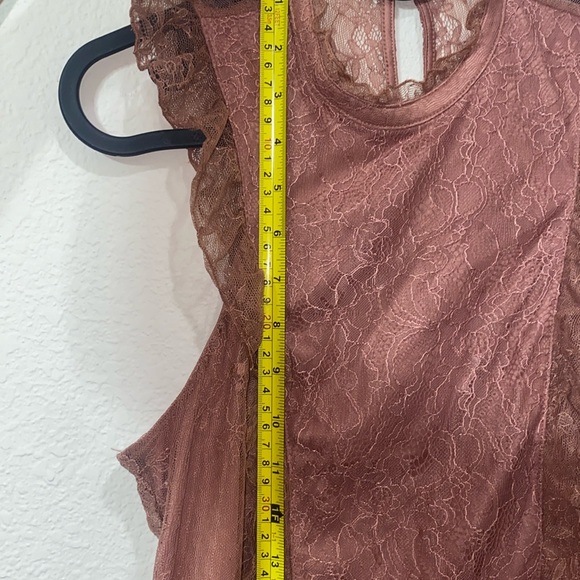 🎱Elegant Lace Sleeveless top! - Picture 4 of 10